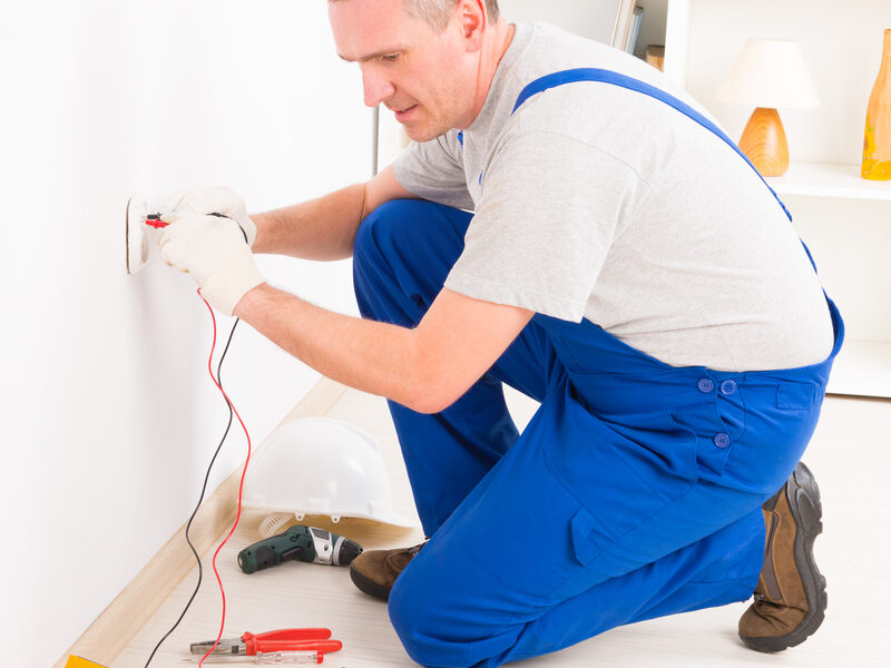 Hvornår skal man hyre en elektriker til reparationer i hjemmet