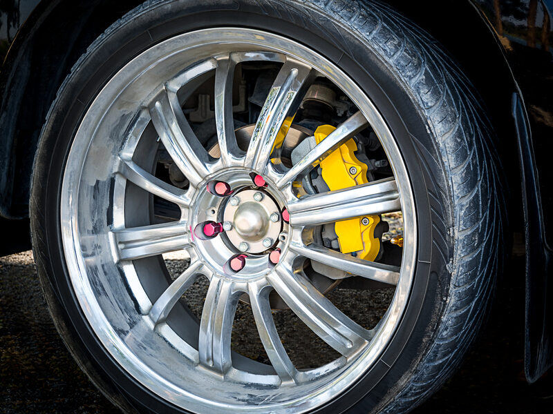 Stort sortiment af dæk og fælge til bil